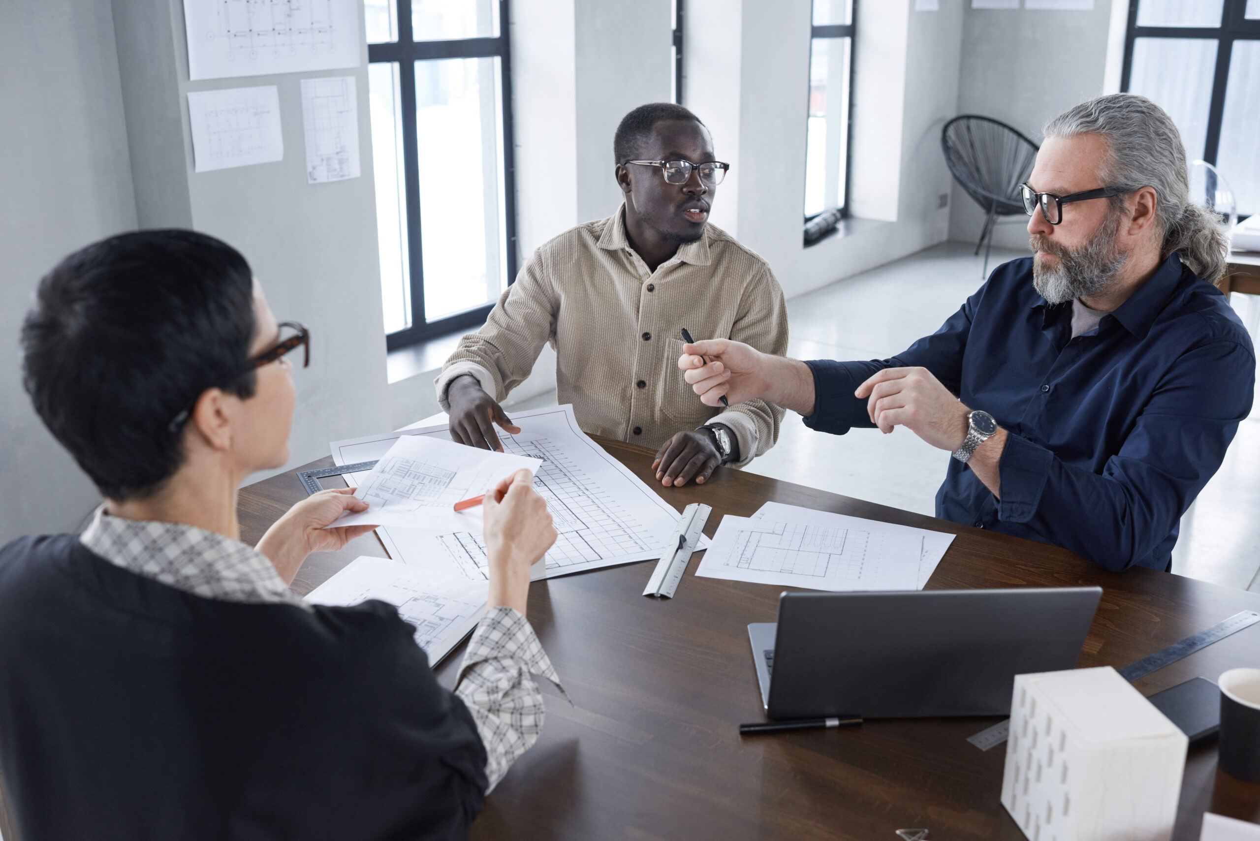 Comportamento de IA e Tomada de Decisão: Adentrando em Determinantes e Tomadores de Decisão