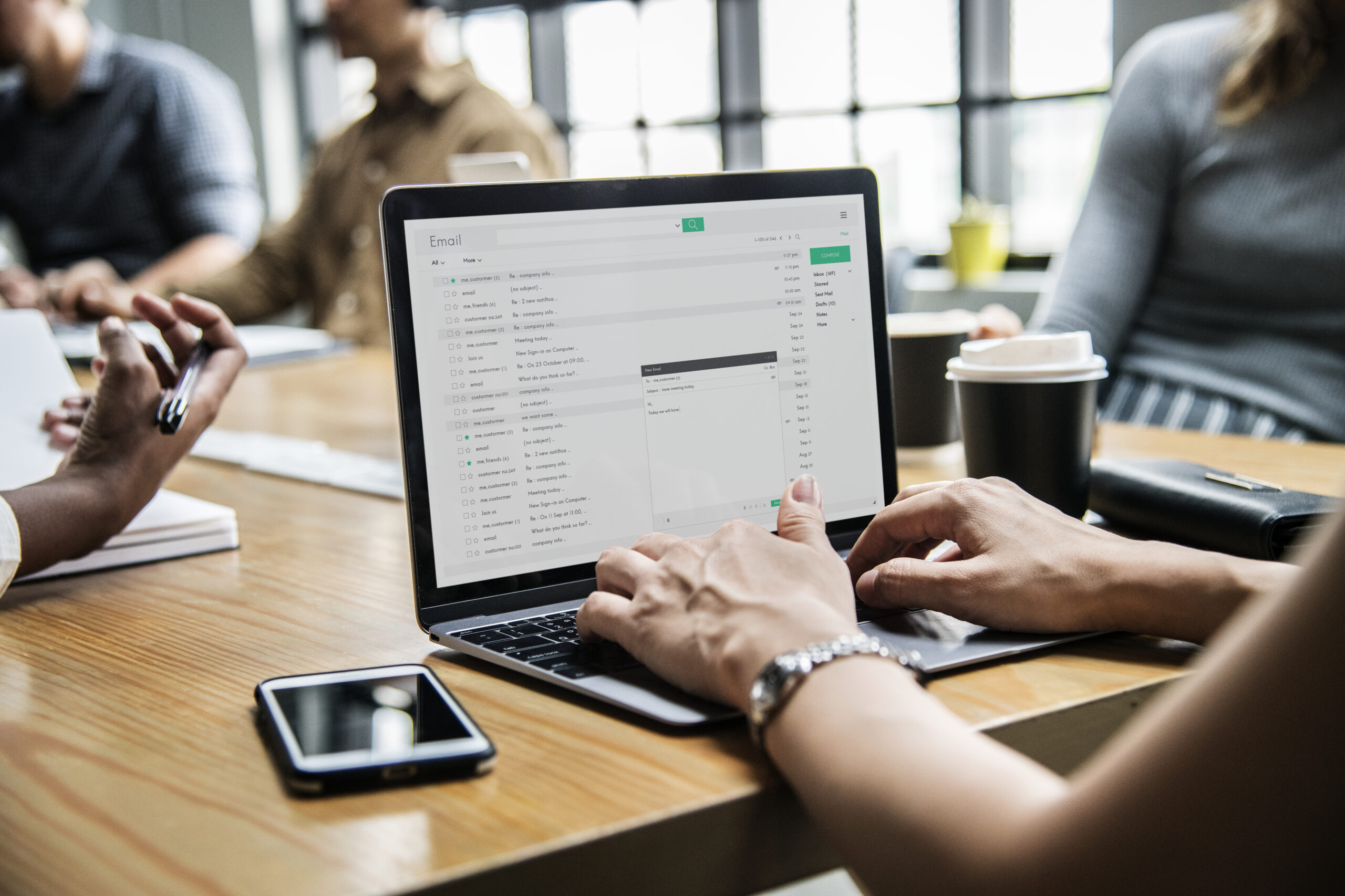 Decifrando o Papel da IA no Marketing por E-mail: Percepções e Implementação