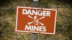 AI Coding Agents Recreate Classic Minesweeper with Mixed Results